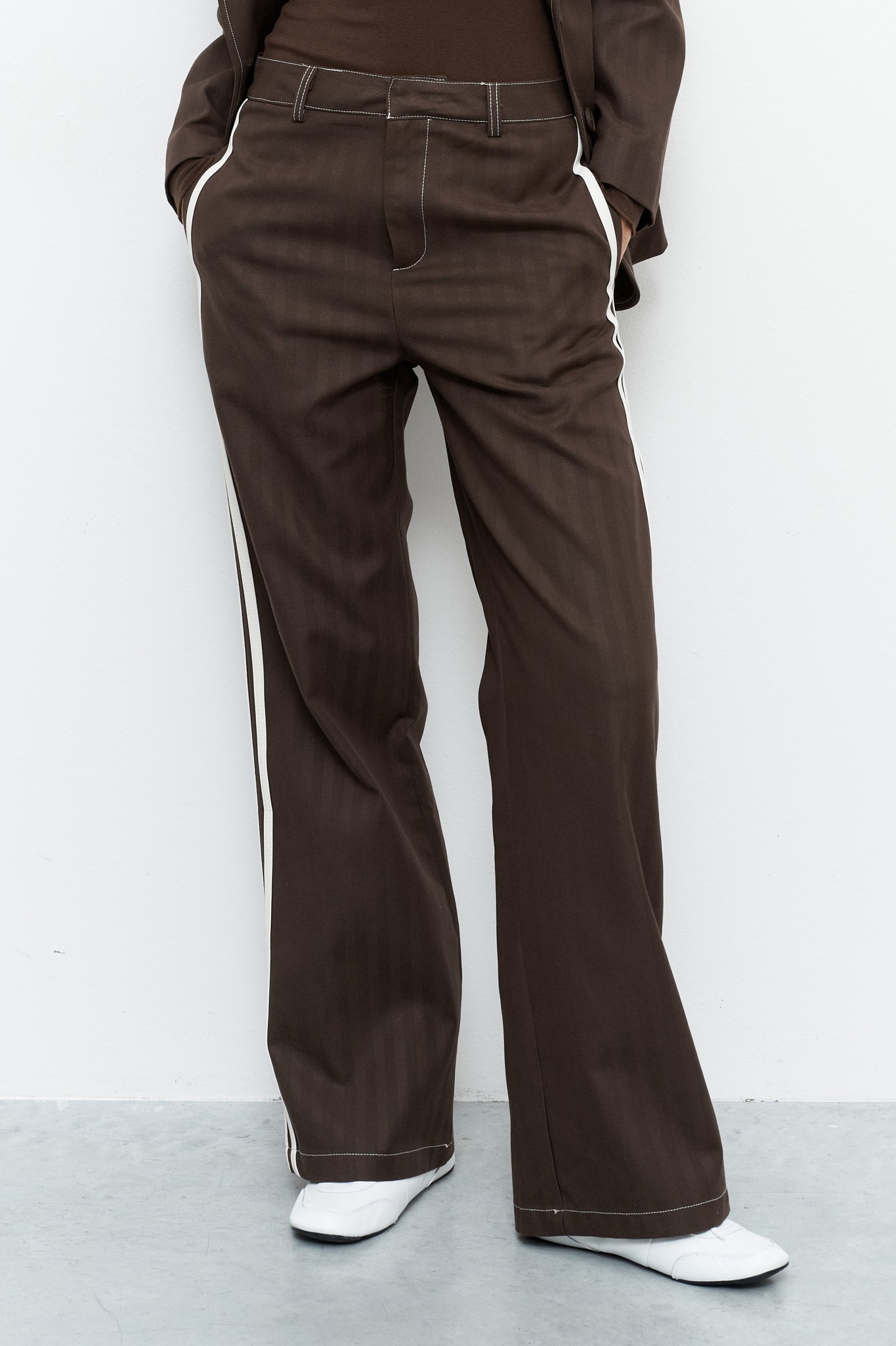 High-waisted trousers with loops